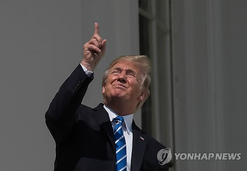 '맨눈'으로 일식 올려다보는 트럼프