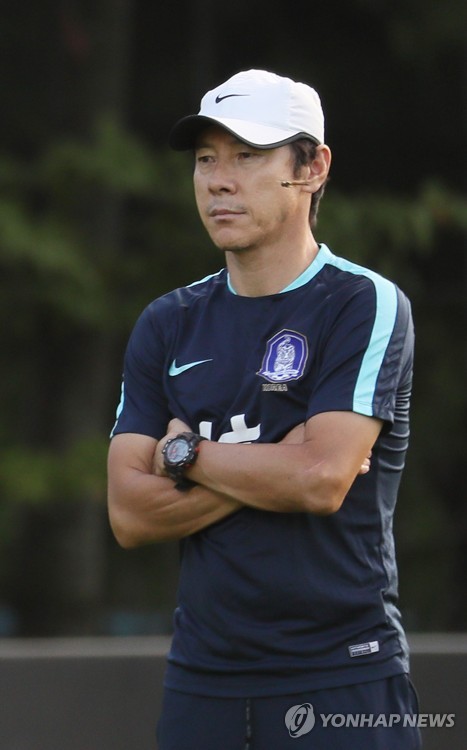 생각에 잠긴 신태용 감독