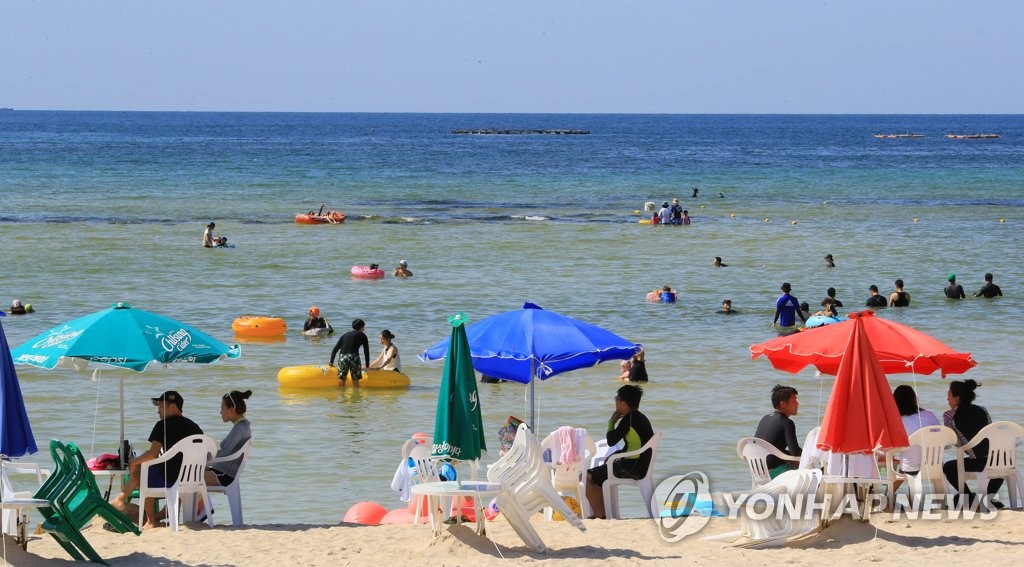 물놀이 즐기는 피서객들