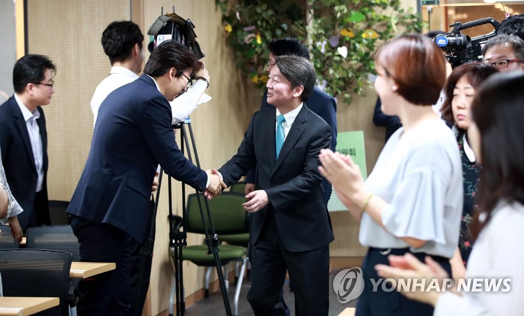 당직자와 인사하는 안철수 대표