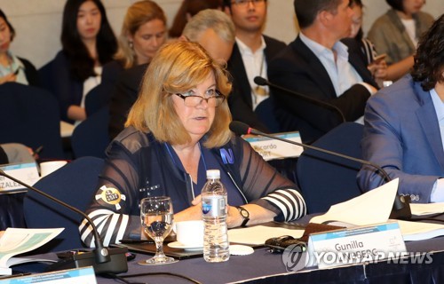 인사말 하는 린드베리 조정위원장