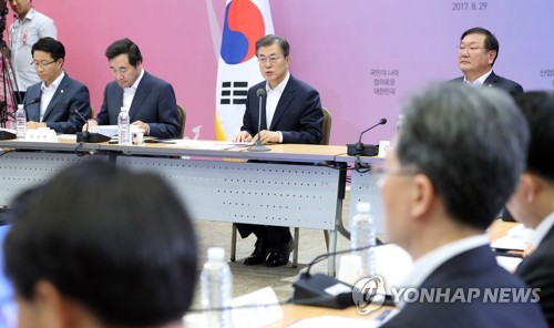 문 대통령, '핵심정책' 토의