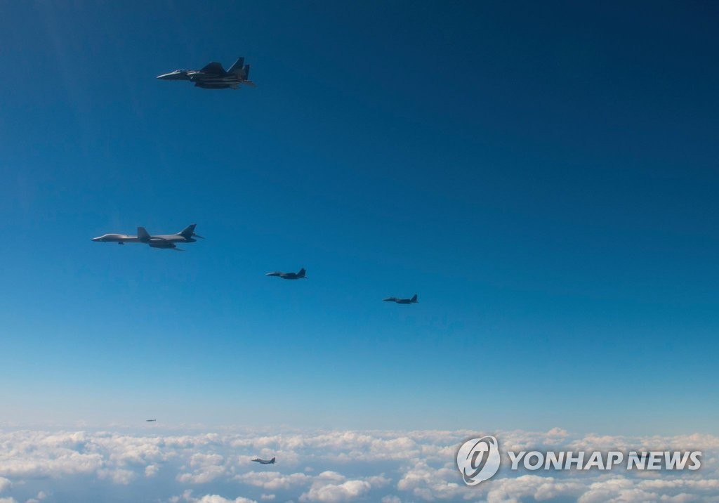 美 B-1B랜서, 北동해공역 비행…"21세기들어 휴전선최북단 비행"(종합) - 2