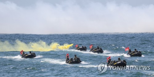 퍼레이드 펼치는 제주 해병