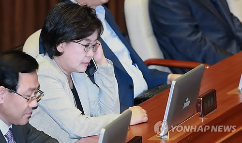 생각 잠긴 이혜훈 대표