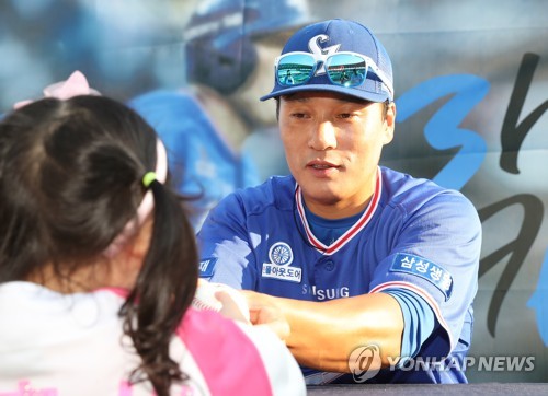 인천팬 위한 사인회 하는 이승엽