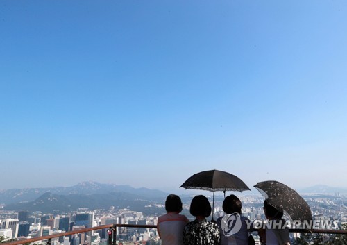 '양산 쓰고 바라보는 푸르른 하늘'