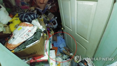 잡동사니 가득 찬 집에서 발견된 70대 노인