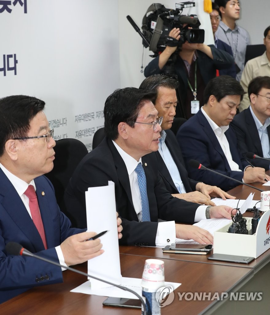 회의 주재하는 정우택 원내대표