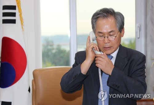 전화 통화하는 우윤근 주러시아대사 내정자