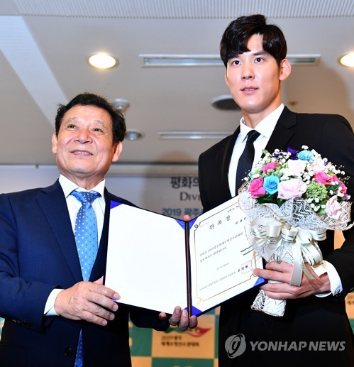 홍보대사 위촉장 받는 박태환