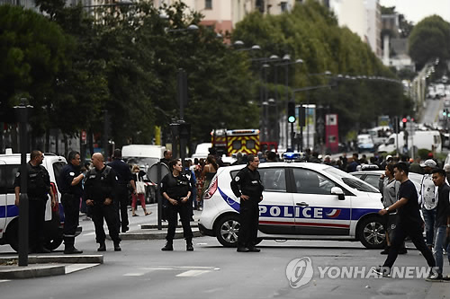 지난 6일 폭탄테러 모의범들이 적발된 파리 근교도시 빌쥐프의 현장