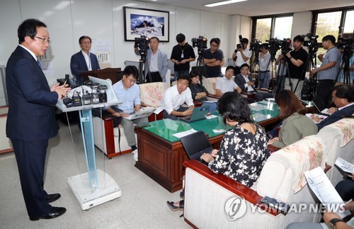 '피투성이 여중생' 김석준 부산시교육감 기자회견