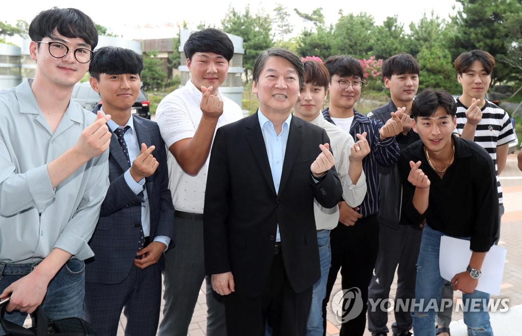 청년들과 한 컷