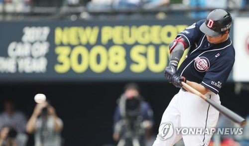 3타점 적시타 날리는 김재환