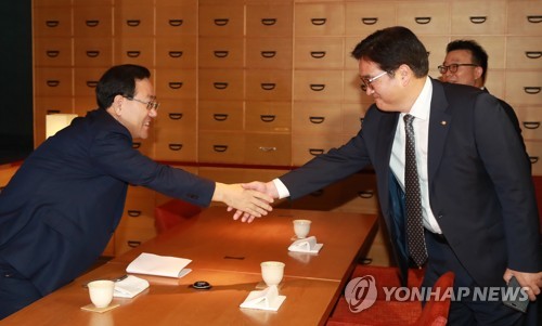 악수하는 우원식-주호영