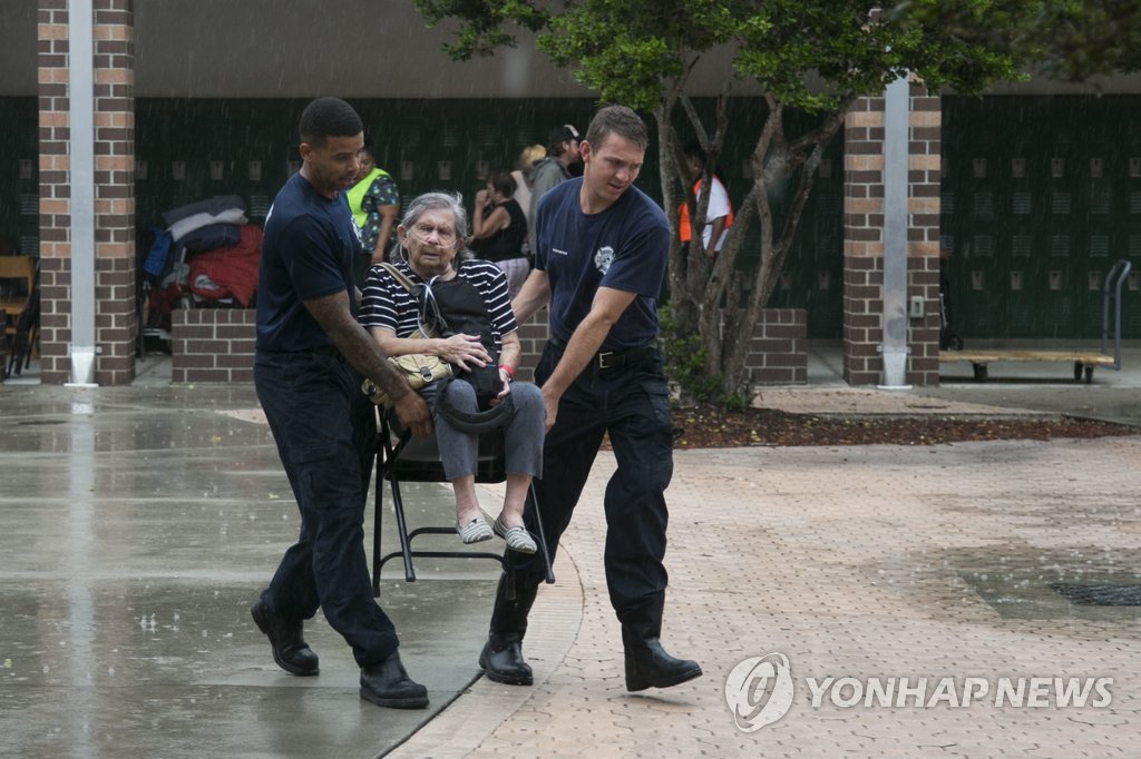 미 상륙 '어마', 2등급 허리케인으로 약화…"여전히 위험"