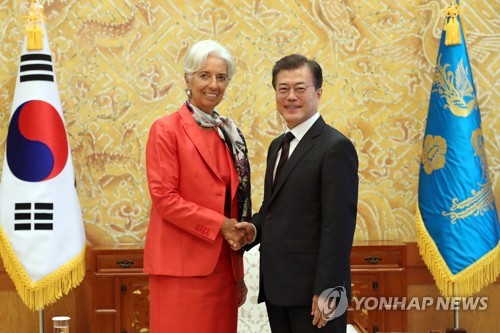 문 대통령, 라가르드 IMF 총재와 악수