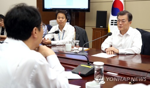 윤영찬 국민소통수석 얘기 듣는 문 대통령