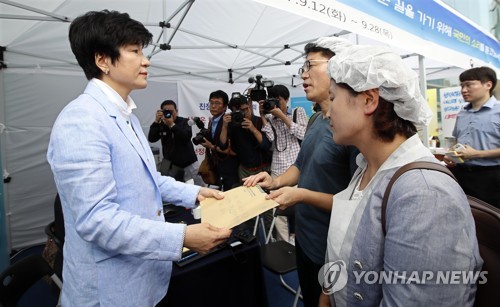 노동자들 의견 접수하는 김영주 장관