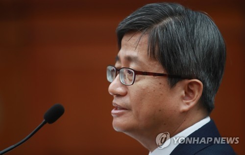 질의에 답하는 김명수 후보자