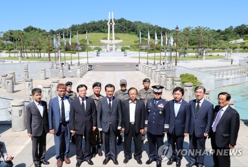 5·18민주묘지 방문한 국방부 특조위
