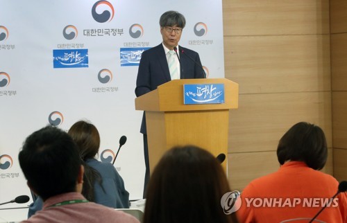 질문에 답하는 신고리공론화위 대변인