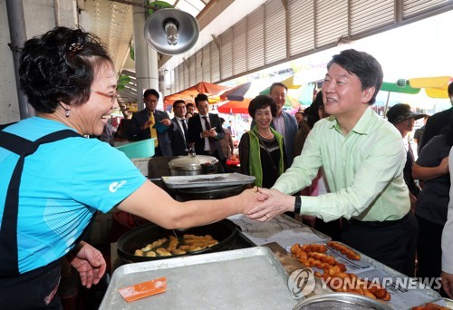 안철수 대표, 전통시장 상인과 악수