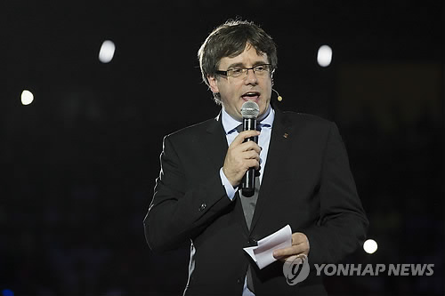 대중연설하는 카탈루냐 자치정부의 카를레스 푸지데몬 수반