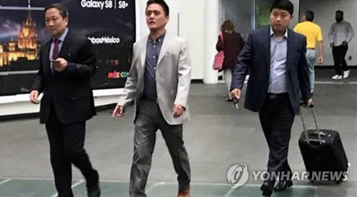 지각 출국하는 주멕시코 북한대사