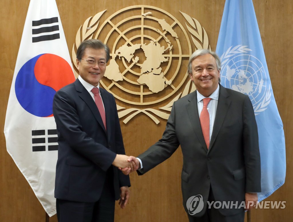 문 대통령, 유엔 사무총장 만나 반갑게 악수