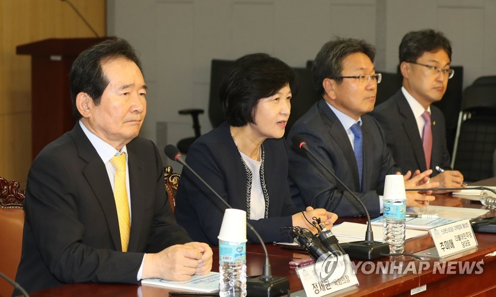 인사말 하는 추미애 대표