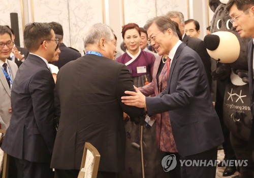뉴욕 동포들과 악수하는 문 대통령