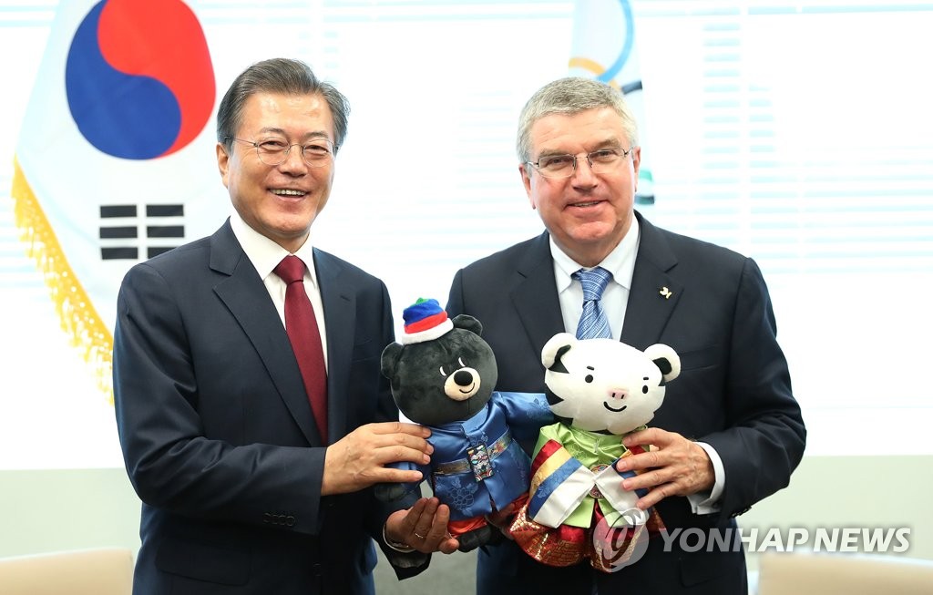 문 대통령, IOC 위원장에게 '수호랑'과 '반다비' 선물