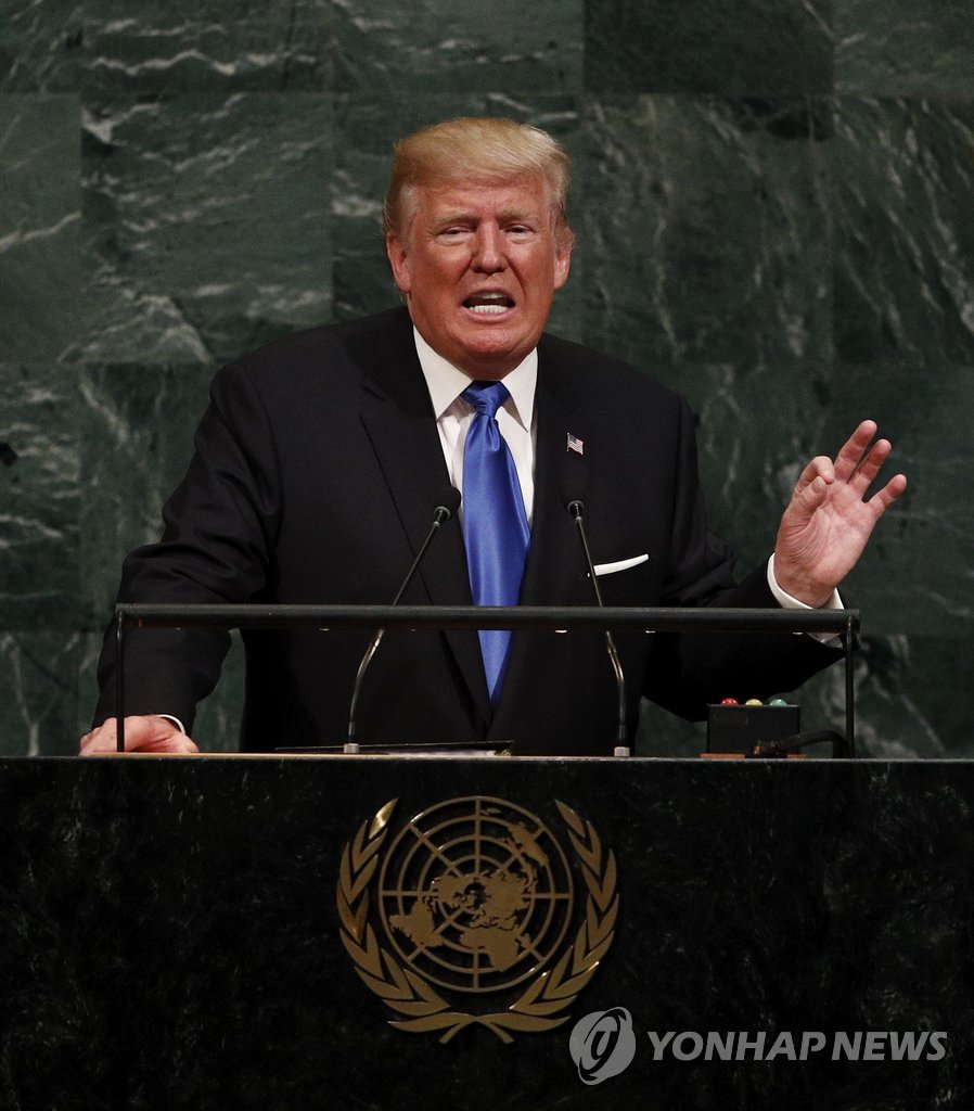 도널드 트럼프 미국 대통령은 지난 19일(현지시간) "미국은 엄청난 힘과 인내가 있지만, 미국과 동맹을 방어해야만 한다면 우리는 북한을 완전히 파괴하는 것 외에 다른 선택이 없을 것"이라고 경고했다. 트럼프 대통령은 이날 뉴욕 유엔본부에서 열린 첫 유엔총회 기조연설을 통해 "미국은 준비돼 있고 의지와 능력도 있지만 이러한 것들이 필요하지 않기를 바란다"면서 이같이 밝혔다(사진). [EPA = 연합뉴스 자료사진]