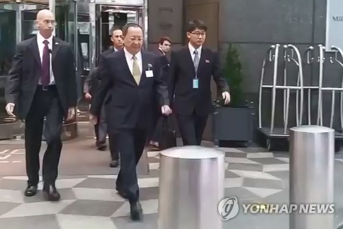 호텔 나서는 리용호