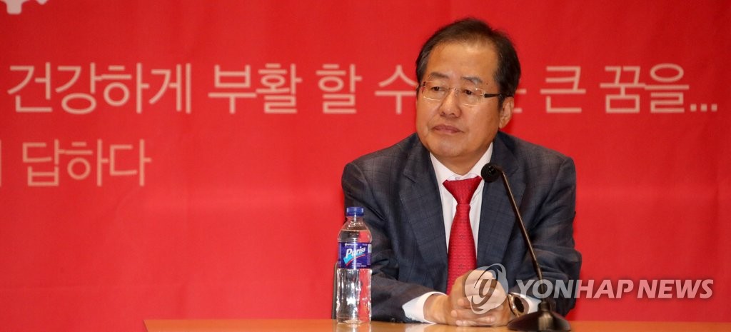 질문 듣는 홍준표 대표
