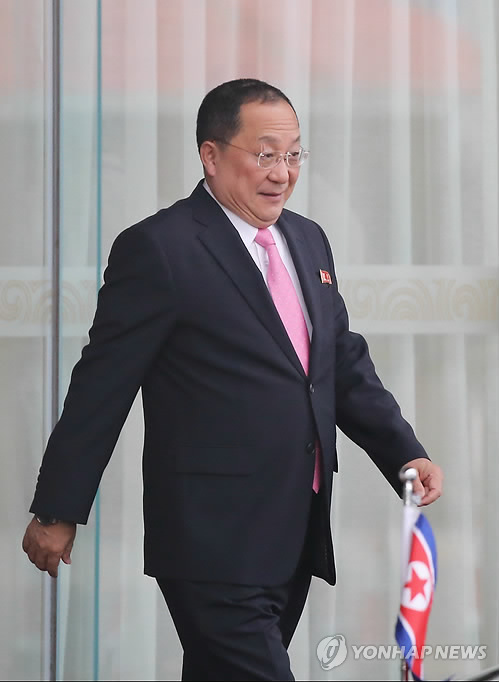 미소 띤 리용호 北 외무상