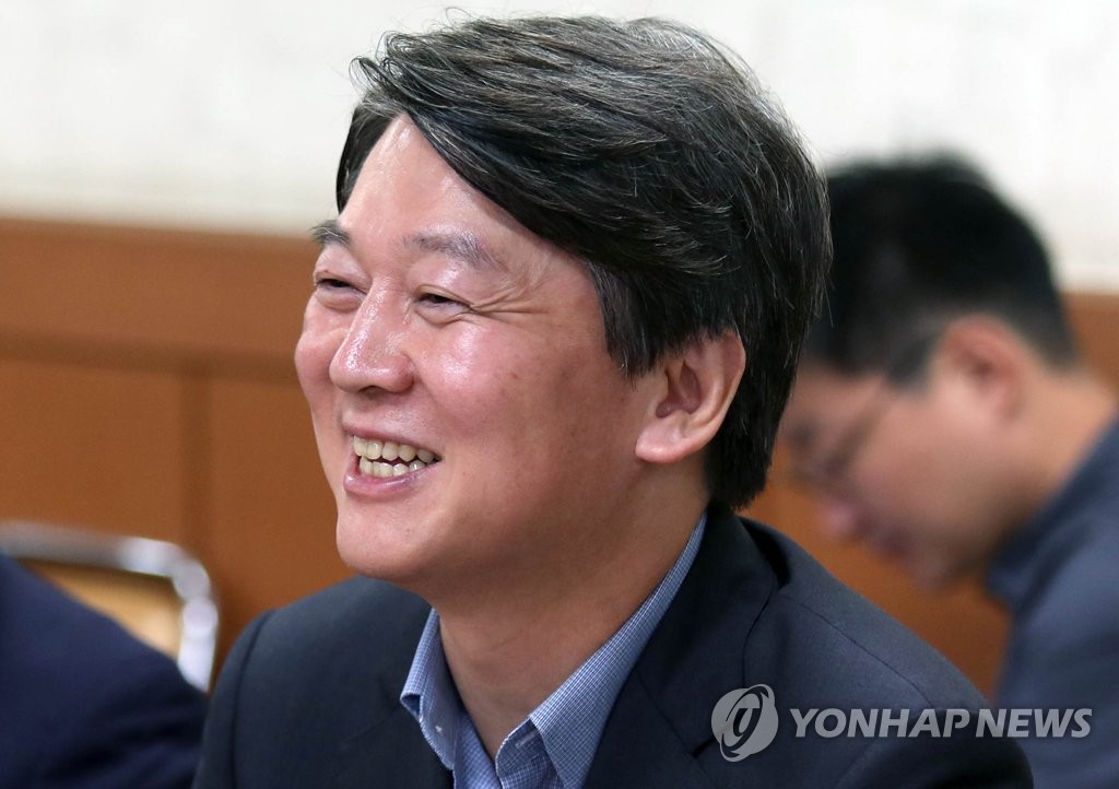 안철수 '군 생활 떠올라 활짝'