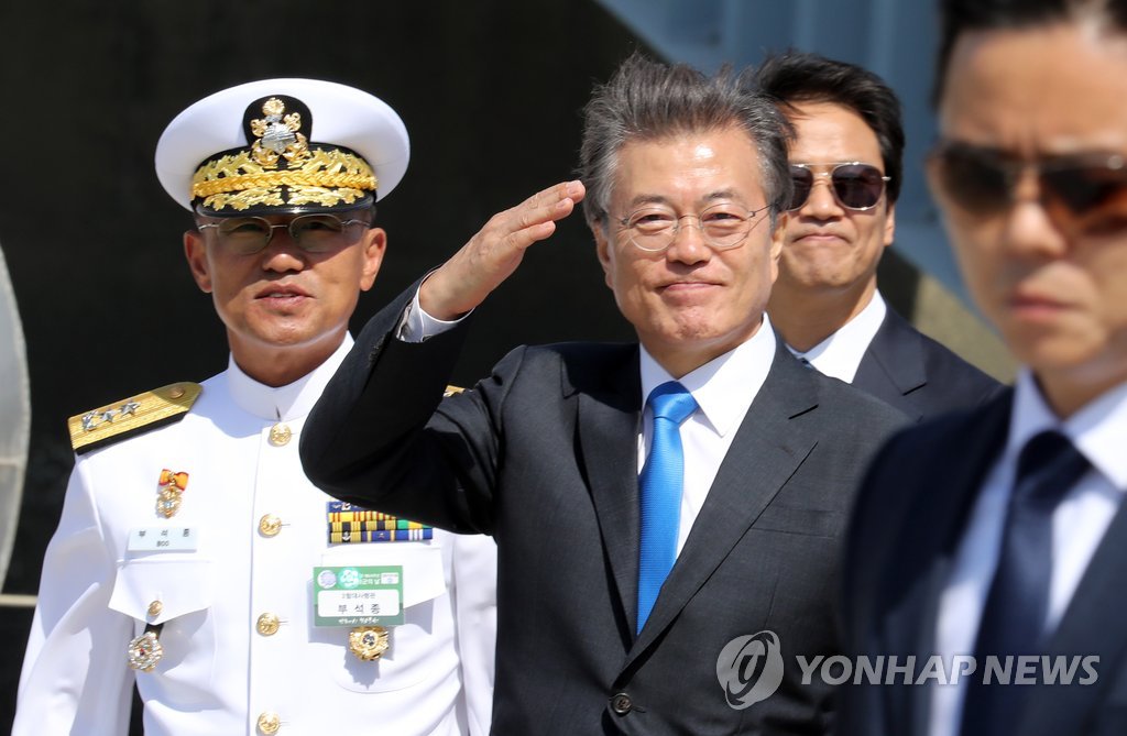 경례받는 문 대통령