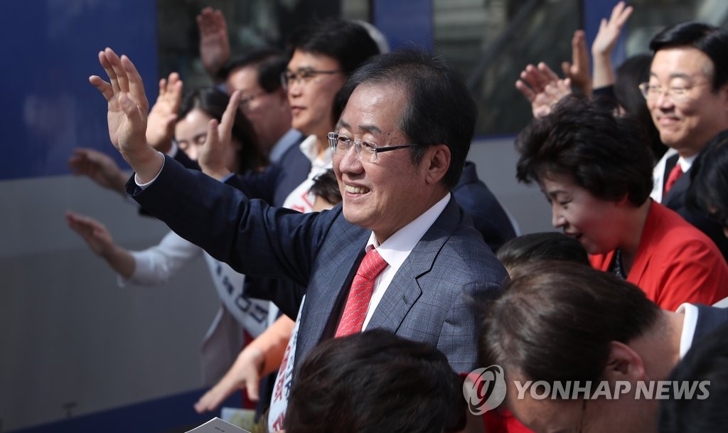 귀성객들에게 인사하는 홍준표 대표