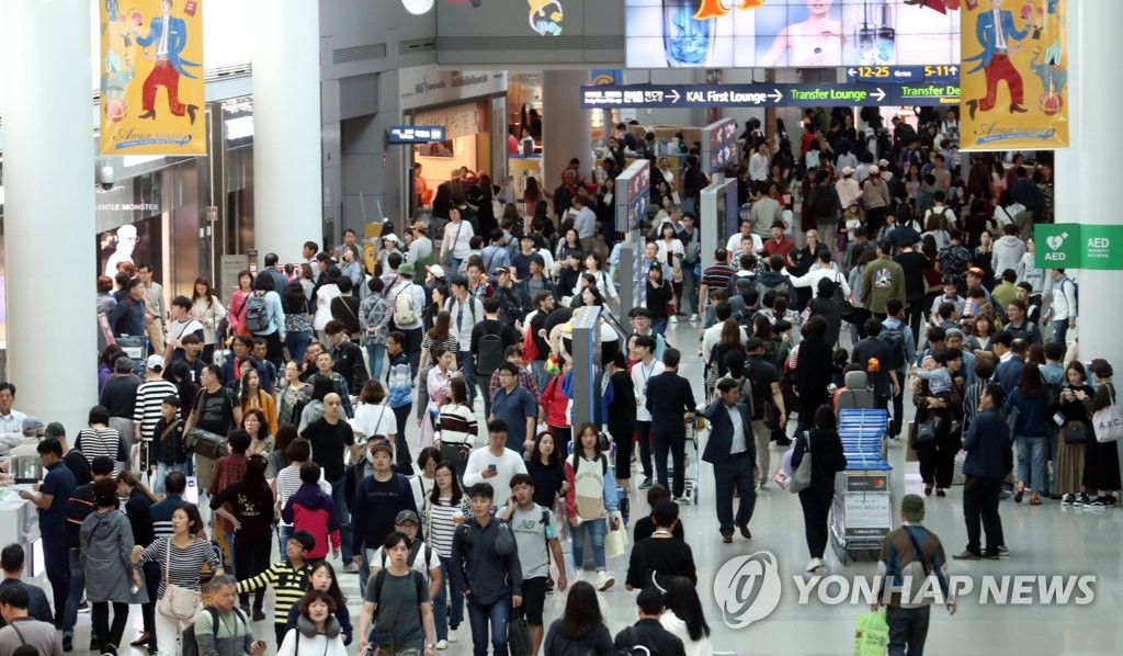 여행객으로 가득한 공항 면세점 구역