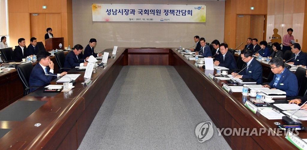 이재명 고교 무상교복 재추진…민주당 지역 국회의원 간담회