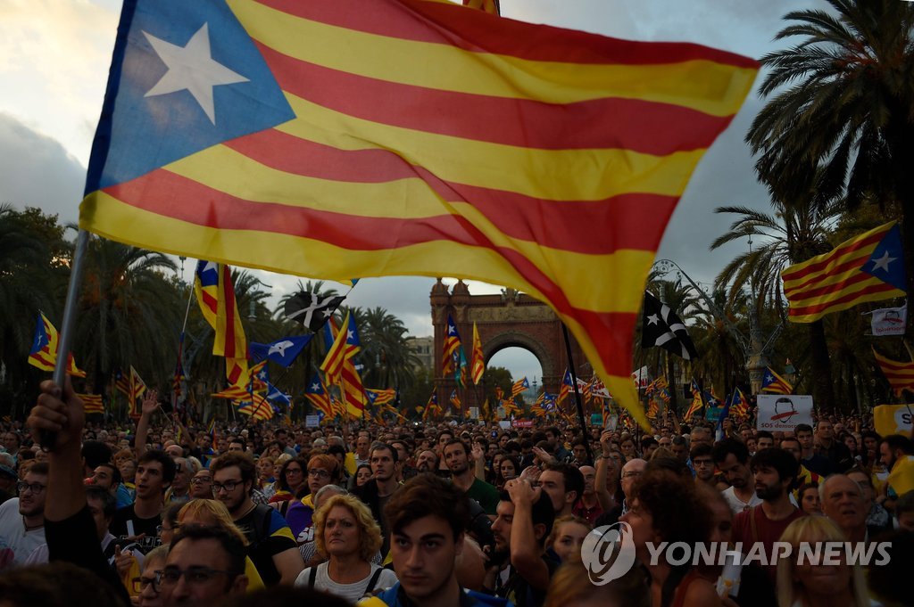 카탈루냐 수반 연설 듣는 분리독립 지지자들