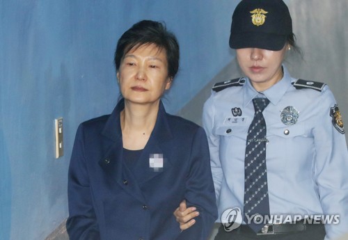 박근혜 '국정원 특활비·공천개입' 1심 징역 8년…33억 추징