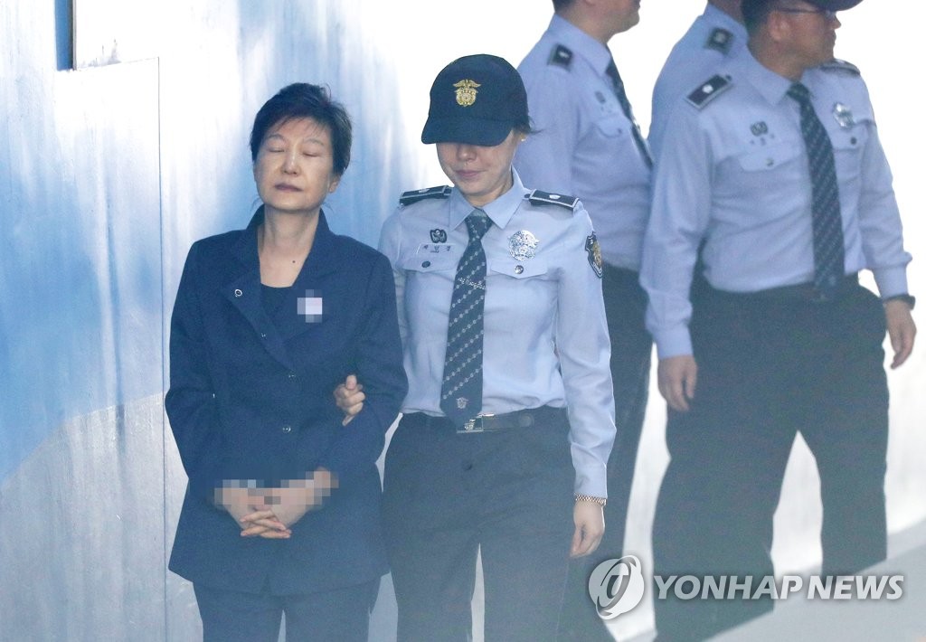 박근혜, 굳은 표정으로 법정행