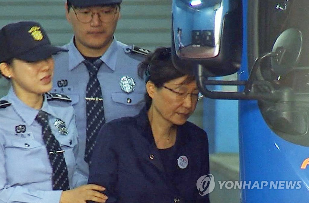 다시 구치소로, 안경 쓴 모습으로