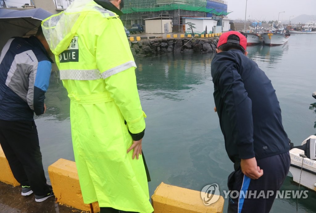 제주 마을포구 해상에 기름띠