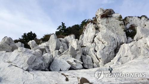 소청도 분바위