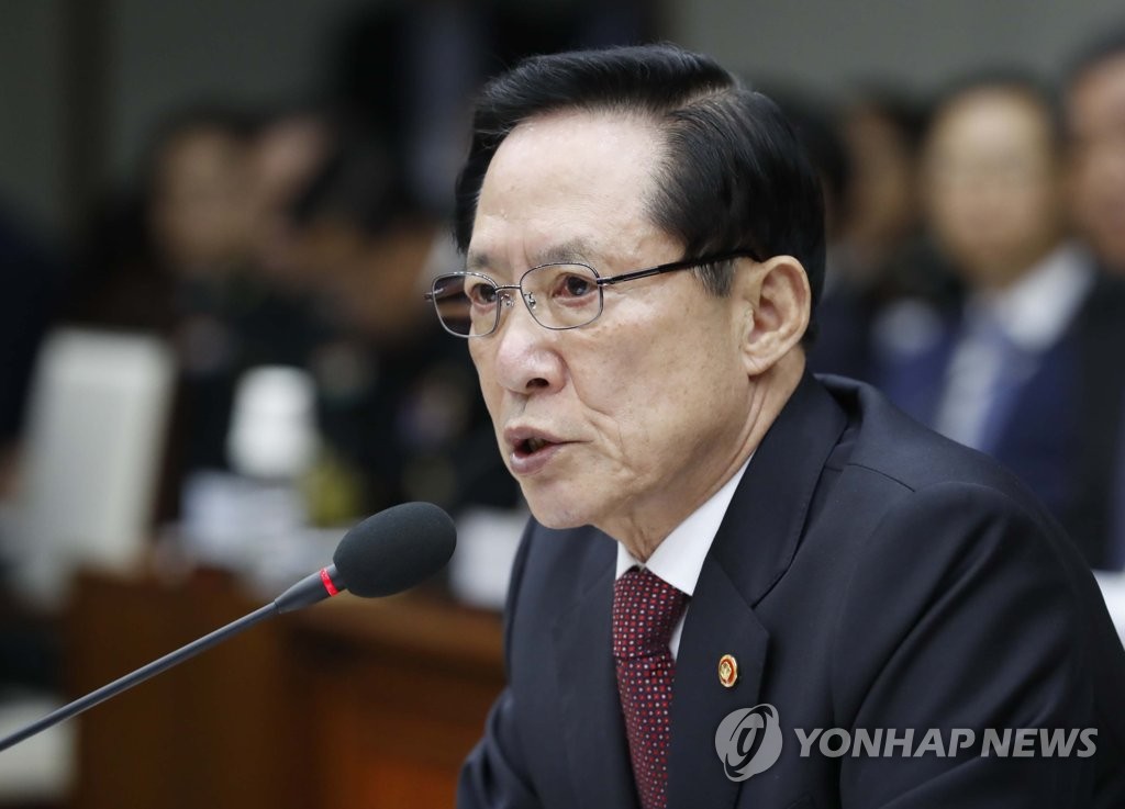 의원 질의에 답변하는 송영무 장관